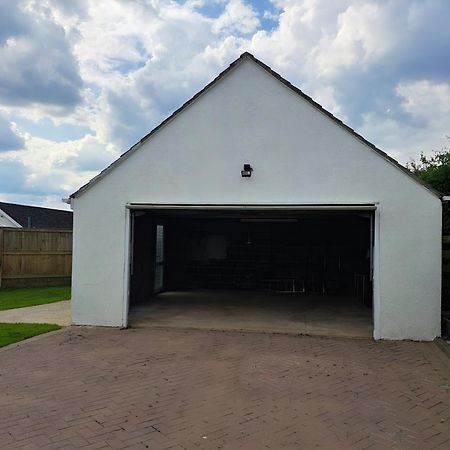 Beautiful 5 Bedroom Bungalow, Sleeps 7, In Calne Eksteriør bilde