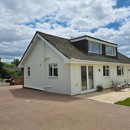 Beautiful 5 Bedroom Bungalow, Sleeps 7, In Calne Eksteriør bilde
