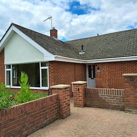 Beautiful 5 Bedroom Bungalow, Sleeps 7, In Calne Eksteriør bilde
