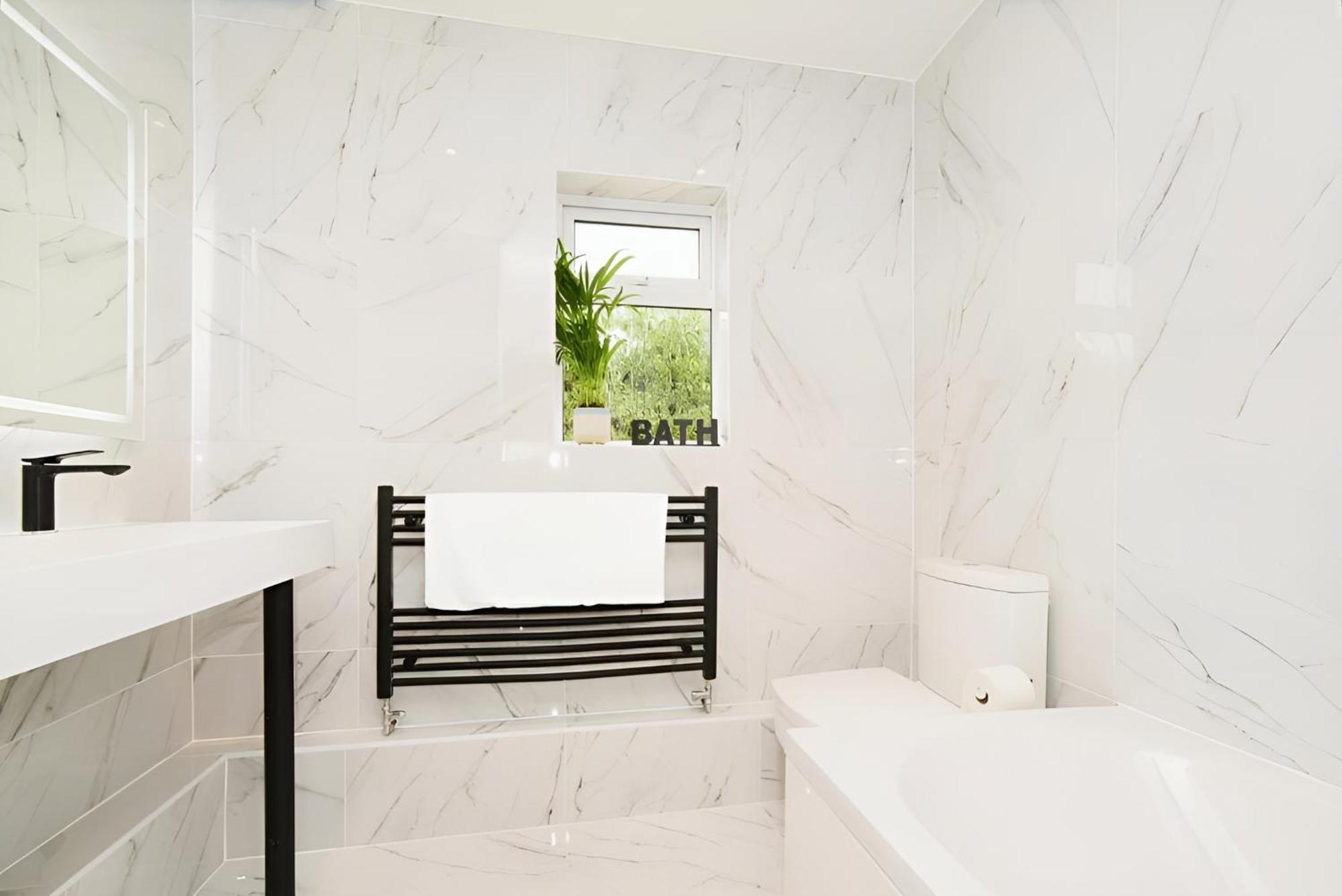 Beautiful 5 Bedroom Bungalow, Sleeps 7, In Calne Eksteriør bilde