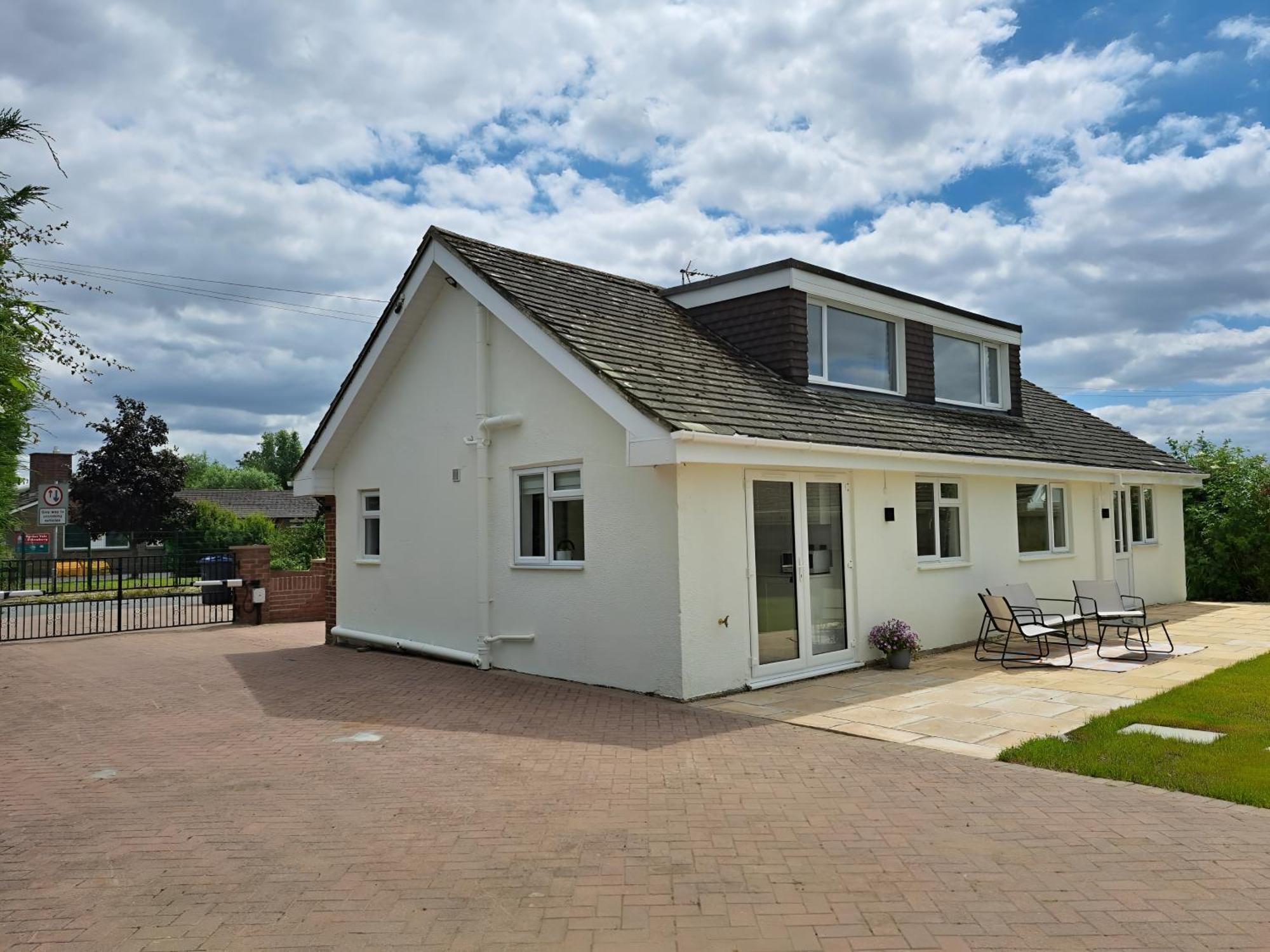 Beautiful 5 Bedroom Bungalow, Sleeps 7, In Calne Eksteriør bilde