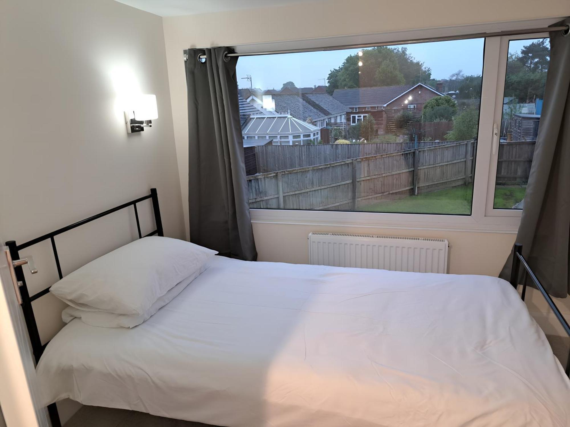 Beautiful 5 Bedroom Bungalow, Sleeps 7, In Calne Eksteriør bilde