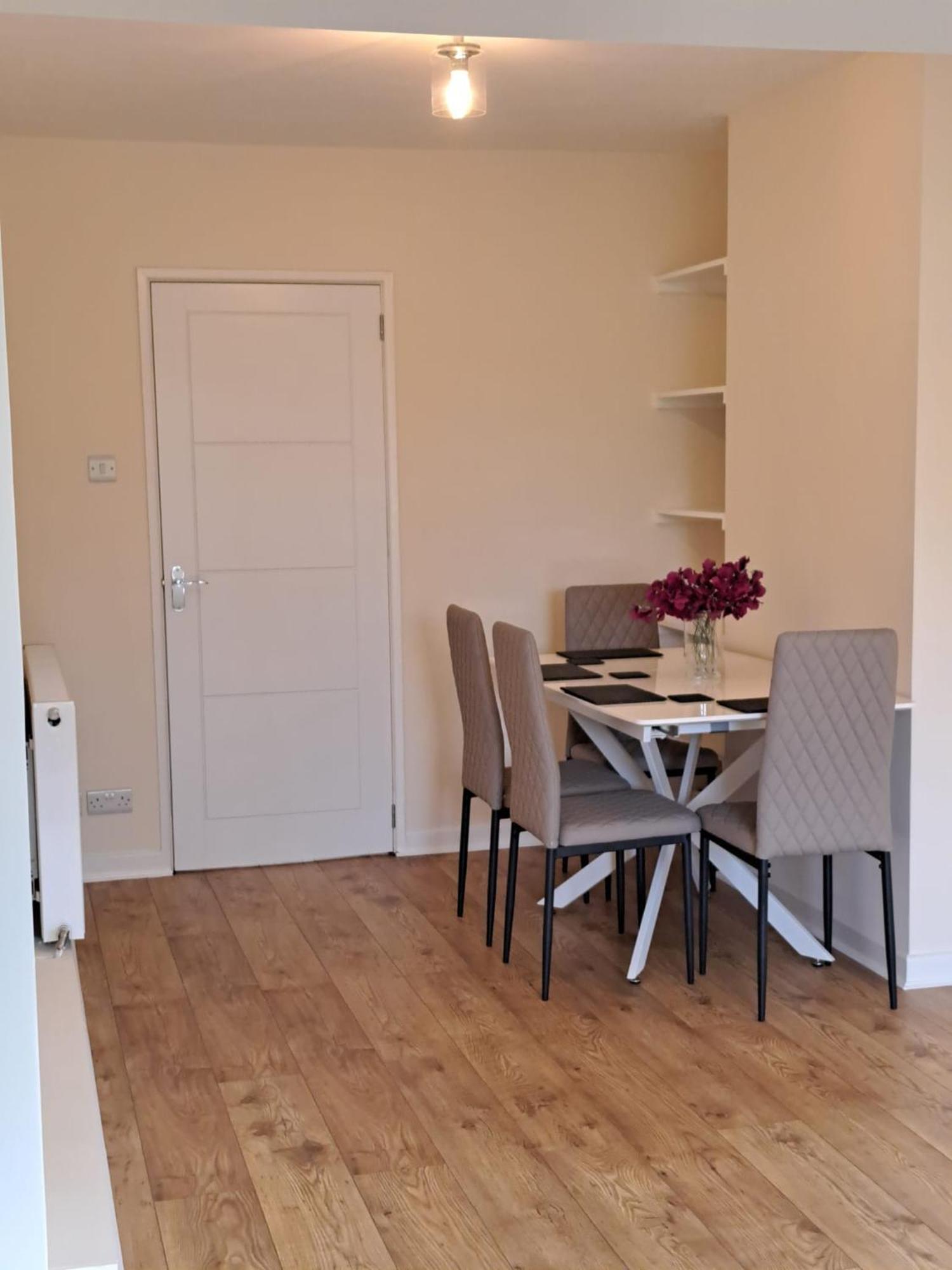 Beautiful 5 Bedroom Bungalow, Sleeps 7, In Calne Eksteriør bilde