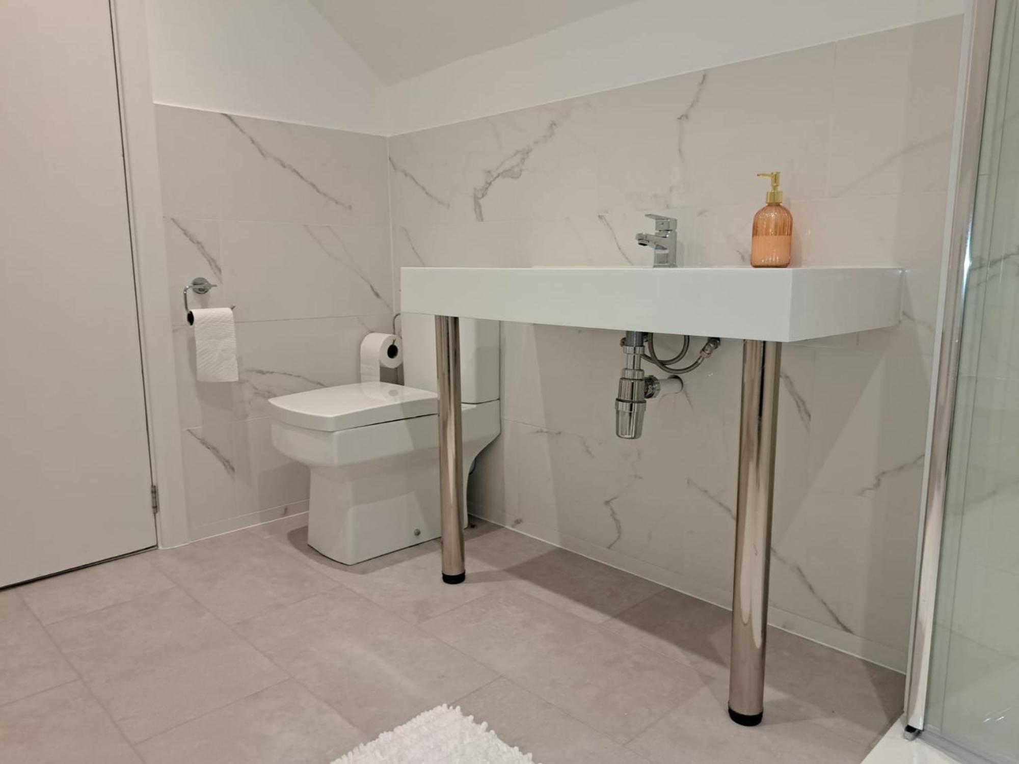 Beautiful 5 Bedroom Bungalow, Sleeps 7, In Calne Eksteriør bilde